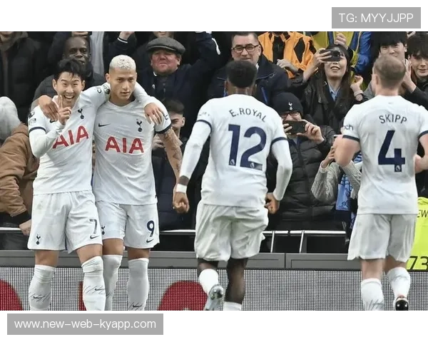 孙兴慜利用速度切入禁区，热刺再度扩大威胁